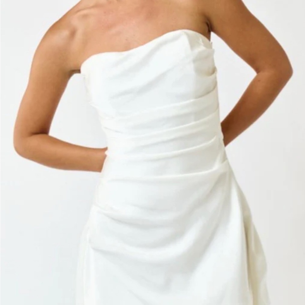 Elegant White Strapless Dress